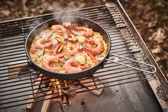 トランギア クッカーシリーズの特徴3つ目：シンプルで使いやすく、野外での調理をより楽しく快適にしてくれる様子を写真で表している。