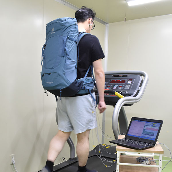 写真：上半身の脊柱起立筋の負荷検証実験の様子